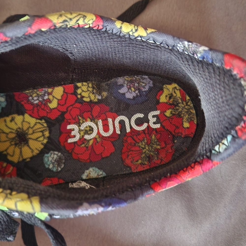 Shoes - Picture 6 of 9